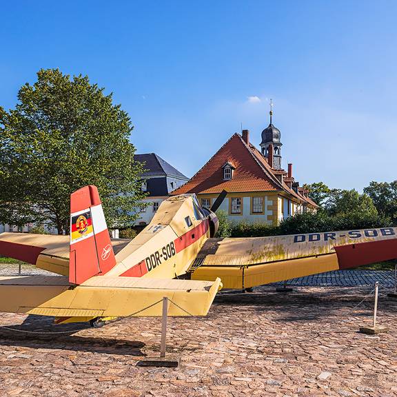 DDR-Agrarflugzeug vor dem Schloss